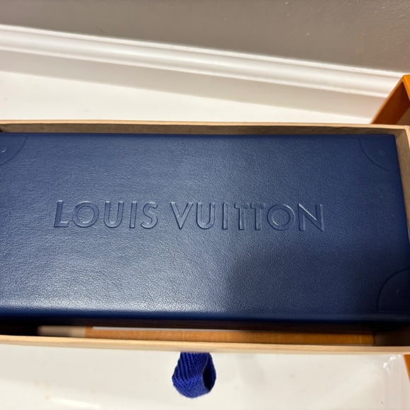 COPY - LV Jewel Square Sunglasses - Picture 4 of 9